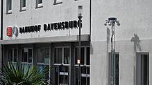 Mit mobilen Kameratürmen wie hier direkt vor dem Ravensburger Bahnhof wird das Areal überwacht. Zwei Täter haben versucht, diesen ...