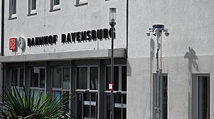 Mit mobilen Kameratürmen wie hier direkt vor dem Ravensburger Bahnhof wird das Areal überwacht. Zwei Täter haben versucht, diesen ...