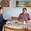 Reinhard Hencricks (rechts) im Gespräch mit SÜDKURIER-Mitarbeiter Jörg Büsche. Bild: Jörg Büsche