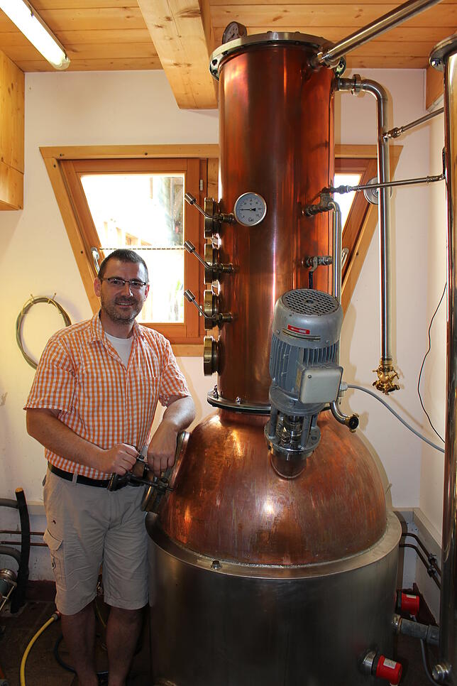 Im Schopf des leidenschaftlichen Brenners steht eine Wasserbadbrennerei mit aufgesetzter Kolonne. Damit ist es möglich, Hochprozentiges ...