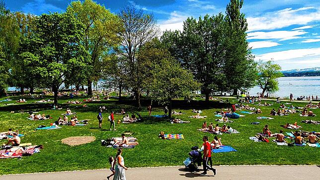(Archivbild) Das Hörnle ist voll, vor dem Parkplatz stauen sich die Autos. Die Konstanzer genießen die Sonne. Auch hier halten sich fast ...