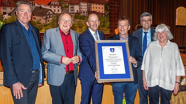 Professor Hartmut Rosa wurde in Grafenhausen zum Ehrenbürger ernannt (von links): die beiden Laudatoren Michael Behr und Wolfgang ...