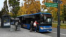 Ein Bus einer überörtlichen Linie des Landkreises hält am Villinger Innenring beim Riettor: Dieser innerstädtische Service wird künftig ...
