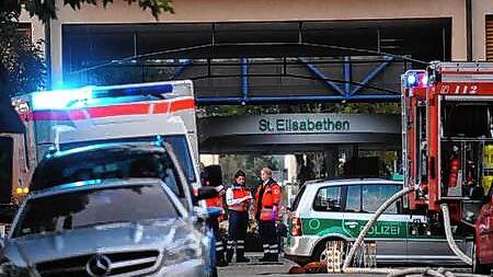 Lörrach, 19. September 2010: Der Abend des Amoklaufs. Feuerwehr- und Polizeifahrzeuge stehen vor dem St. Elisabethen-Krankenhaus in Lörrach.