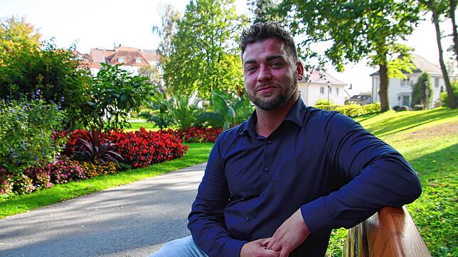 Jayden Stefan Grey beim Abschluss des Themenspaziergangs mit dem SÜDKURIER im Stadtgarten.