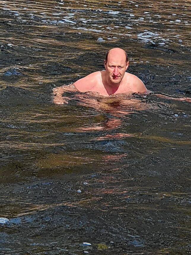 Martin Fluck wagte den Sprung in die kalte Wutach bei Aselfingen.
