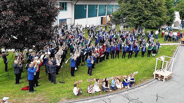 Musikergruß nach dem Gesamtchor: Die Begeisterung wieder ungezwungen zu musizieren ist sichtbar.