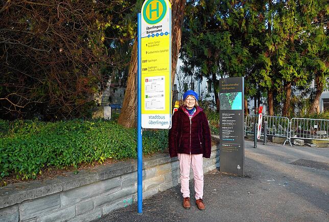 Wenn Irene Wickbold hier allein mit dem Blindenstock unterwegs ist, läuft sie Gefahr gegen das Schild zu laufen. Der Stock ertastet den ...