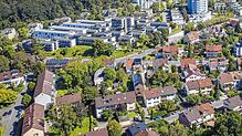 (Archivbild von 2019) Im Königsbau wird ein vierjähriger Bub verletzt, als er mit seinem Roller die Straße überqueren möchte.