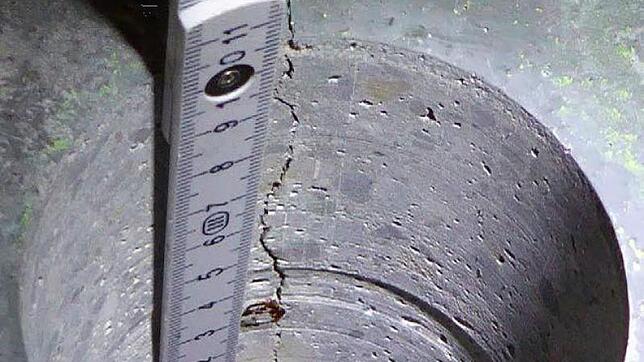 Der Test-Bohrkern aus der Zwischendecke zeigt einen Riss und Korrosion an der Stahlbewehrung der Marienplatz-Tiefgarage.