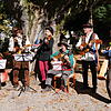 Sechs der neun Musiker der Folk-Band Federhut: Cornelia Hanske, Norbert Prümm, Katharina Mörk, Ernst Baumgartner, Michael Peter und ...
