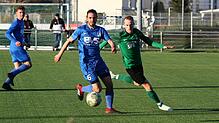 Fußball mit Köpfchen: Julian Göbel (Mitte, gegen Simon Kleiner im Spiel der voergangenen Saison) krönte mit seinem Treffer zum ...