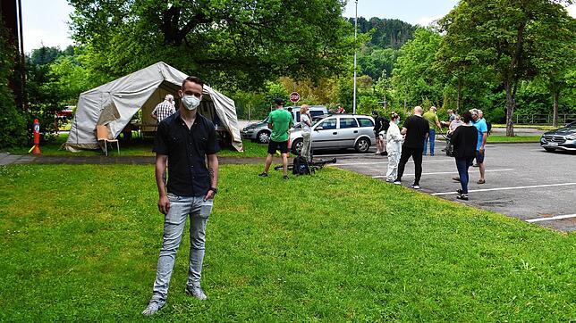 Benjamin Hoch vor dem Testzelt in Steißlingen. Das will er auf jeden Fall weiter betreiben. In anderen Gemeinden kam es jedoch zu Probleme.
