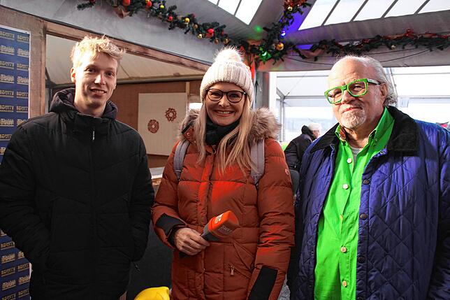 Großes mediales Interesse: SWR-Reporter Martina Meisenberg und Oliver Wichmann von der SWR Landesschau (links) mit Eisbahn-Betreiber ...