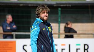 Trainer Luca Crudo freut sich über den zweiten Saisonsieg der SG Eintracht. Foto: kat
