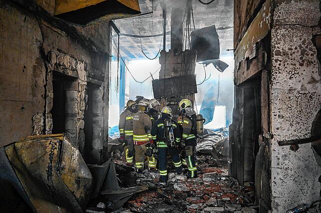 Feuerwehrleute arbeiten am Unglücksort nach dem Ausbruch eines Feuers in einem Hotel im Skigebiet Kartalkaya in der Provinz Bolu im ...