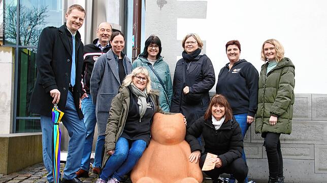 Sie freuen sich über den neuen Lesebär vor der Stadtbibliothek (von links): Oberbürgermeister Simon Gröger, Michael Vögele und Bettina ...