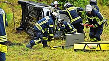 Die Feuerwehren aus Triberg und der Abteilung Nußbach kümmern sich nach der Personenrettung um das verunfallte Fahrzeug.