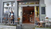 „Le-petit-paris“-Betreiberin Sylvia Frey vor ihrer neu eröffneten Brasserie in der Hauptstraße. Früher war in den Räumen ein ...