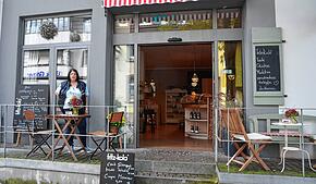 „Le-petit-paris“-Betreiberin Sylvia Frey vor ihrer neu eröffneten Brasserie in der Hauptstraße. Früher war in den Räumen ein ...