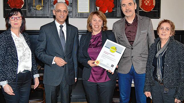 Parkhotel-Direktorin Irina Forster (Mitte) erhält erneut das Siegel &bdquo;Qualitätsgastgeber Wanderbares Deutschland&ldquo;. Darüber ...