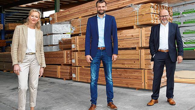 Christian Meder (Mitte) ist neuer Geschäftsführer der Kemmler Baustoffe-Niederlassung in Stockach, ehemals August Nothhelfer. Bild: ...