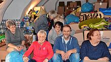 Eine Pause für ein Gruppenfoto wollten sich die Helfer in der Sammelstelle im Meersburger Klosterkeller nicht wirklich gönnen. Zumal ...