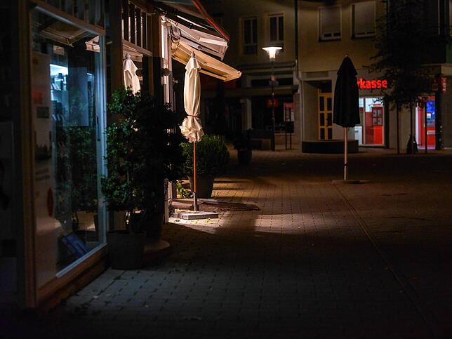 Freiwillig bleiben bereits einige Schaufenster in der Innenstadt dunkel.