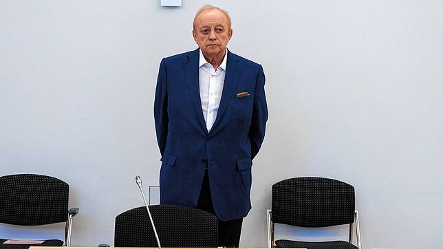 Alfons Schuhbeck, Koch und Unternehmer, vor Prozessbeginn als Angeklagter im Gerichtssaal im Landgericht München I.