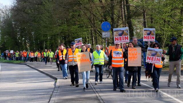 Wirklich neu ist der Protest gegen den Kiesabbau im Dellenhau nicht. Das Bild zeigt eine Demonstration vor zwei Jahren, bei der Bürger ...