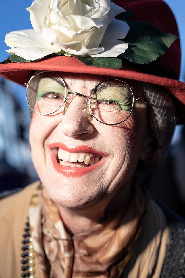 Christel Fischer ist aus ihrer Wahlheimat Hannover für die Konstanzer Fasnacht mit dem Zug angereist. Als alte Dame verkleidet spielt ...