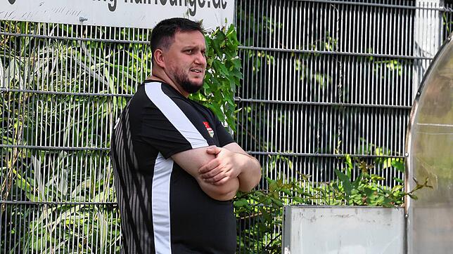 Trainer Shkelzen Kelmendi und der Türk. SV Konstanz gerieten gegen den TuS Immenstaad zweimal in Rückstand, glichen aber jeweils zum 1:1 ...
