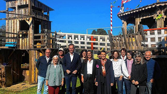Die Bundestagsabgeordneten Felix Schreiner (Vierter von links) und Rita Schwarzelühr-Sutter (Sechste von links) informierten sich über die Arbeit des Abenteuerlands. Leiterin Ulla Hahn (Zweite von rechts) gab einen Einblick. Foto: Büro Schwarzelühr Sutter | Bild: Büro Schwarzelühr Sutter