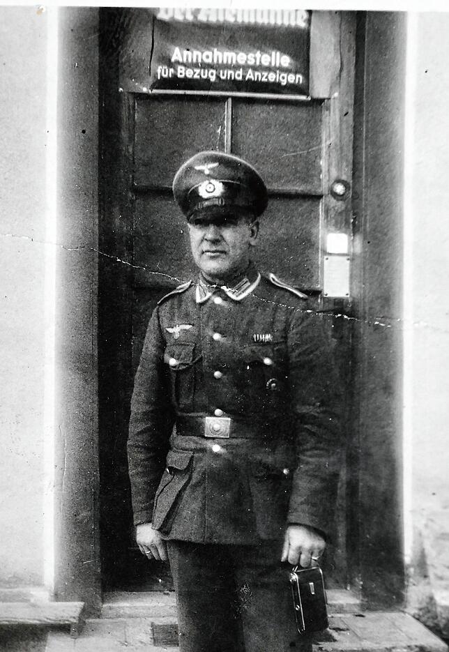 Ein Wachmann im 2. WK am Elternhaus von Rosmarie Leisinger, das auch Annahmestelle für die Zeitung Der Alemanne war.