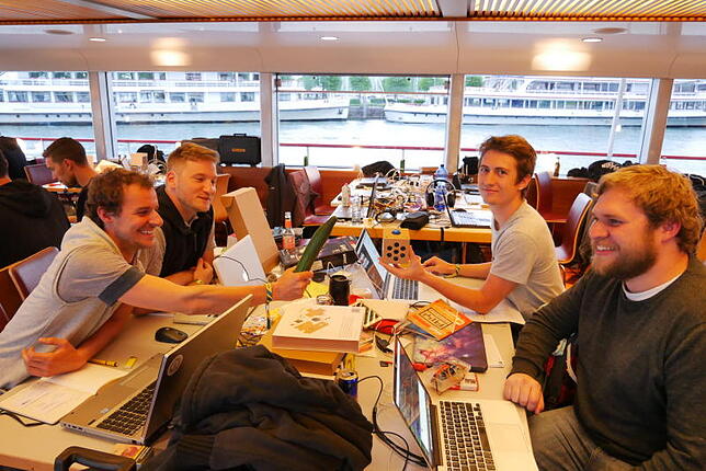 Thomas Mathis (vorne links) und Johannes Diem (hinten links) kümmern sich beim Hackathon auf der MS Vorarlberg um das Design ...