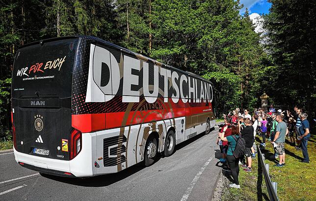 Die deutsche Mannschaft bereitet sich im thüringischen Blankenhain auf die Fußball-EM im eigenen Land vor.
