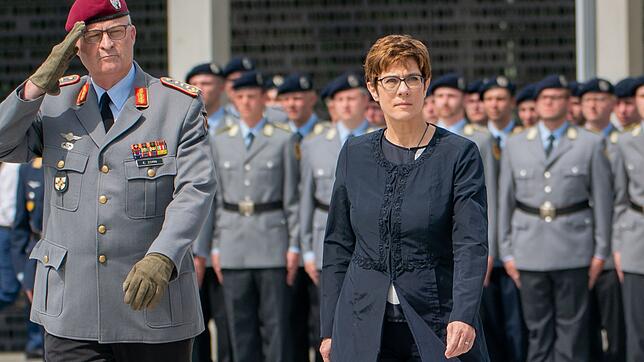 Annegret Kramp-Karrenbauer und der oberste General der Bundeswehr, Eberhard Zorn, beim Rekruten-Gelöbnis in Berlin.