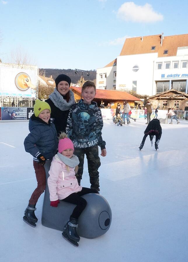 Auf dem Eis: Familie Berg aus Dogern dreht auf der neuen Kunsteisbahn auf dem Viehmarktplatz viele Runden.