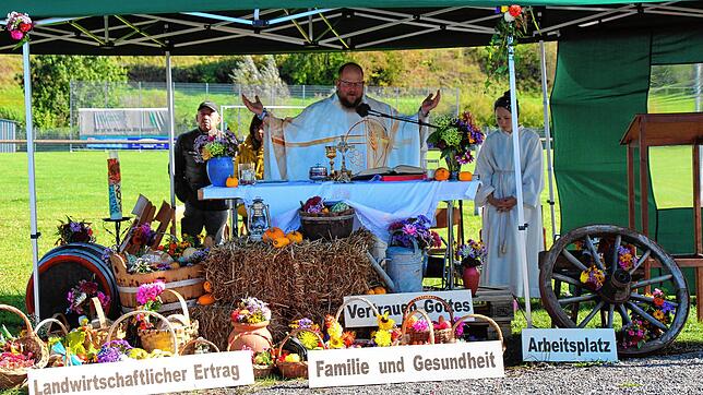 Vikar Klaus Käfer, der extra vom Bodensee angereist war, gestaltete den Gottesdienst zum Erntedankfest in Hausen vor Wald, wo eigentlich ...