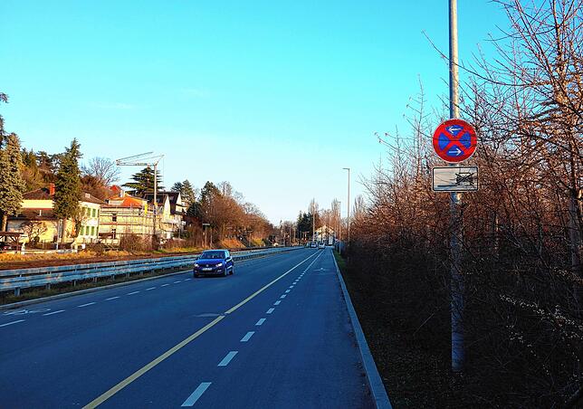 Auf beiden Seiten der neu angelegten Bahnhofstraße verlaufen Fahrradschutzstreifen. Platz für parkende Autos ist hier nicht vorgesehen.