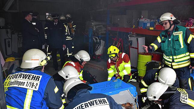 Markus Reichelt (rechts) ist der Kommandant der Feuerwehrabteilung Eigeltingen. Als Zugführer beobachtet er hier die Arbeiten der ...