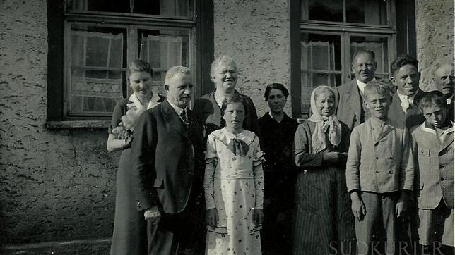 Die Glashütter Familie Batsch 1932 mit Besuch aus der Schweiz vor dem damaligen Anwesen.