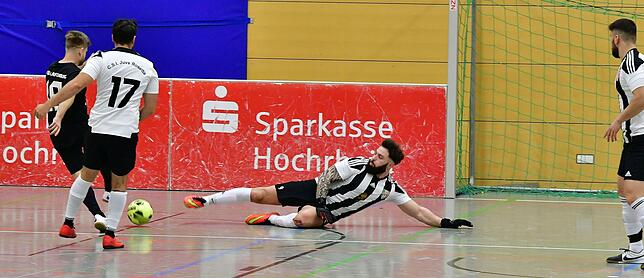 Schlusspunkt im Finale: Alexander Herr (links) überwand Aushilfs-Torhüter Manuele Laisa von C.S.I. Juve Rosetta Laufenburg und schob zum ...