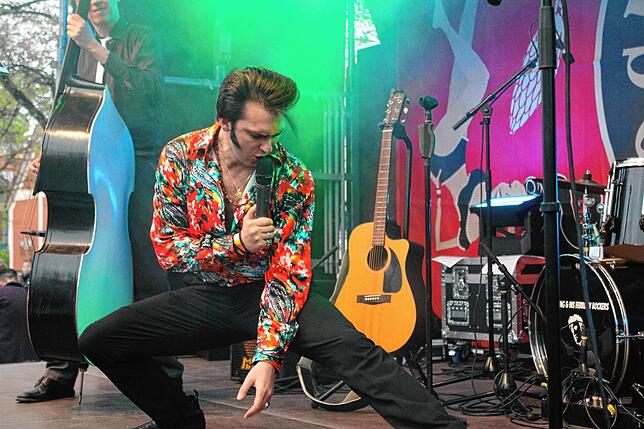 Elvis-Imitator Aaron King performt „Hound Dog“