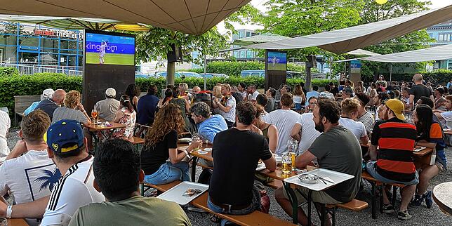 Über die nebeneinander aufgereihten Biertischen wird das Spiel ausgewertet. Fast wie früher.