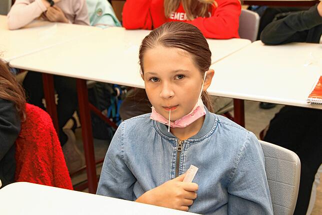 30 Sekunden muss das Teststäbchen im Mund bleiben. So ist ein &bdquo;Lolli&ldquo;-Test angenehmer durchzuführen als der bekannte ...