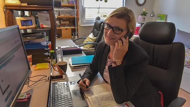 Alexandra Zink-Colacicco arbeitet drei Tage in der Woche von zuhause aus. Von dort aus kann sie auf Firmendaten zugreifen. Bilder: ...