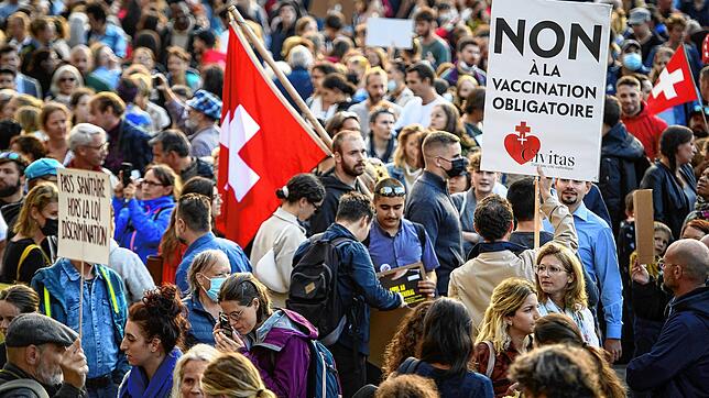 Einer Demonstration gegen den obligatorischen Impfausweis in Lausanne. Noch immer ist die Impfquote bei den Eidgenossen niedrig. ...