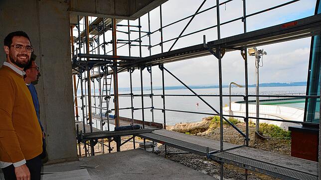 In der neuen Textilsauna können die Gäste in Badekleidung beim Saunieren entspannt auf den See schauen. Architekt Jonas Neusch (links) ...