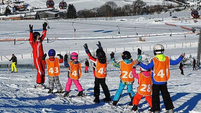 Kinder bei einem Skikurs – für kleine Kinder sind die Regeln noch recht einfach, bei älteren wird es in Österreich deutlich ...